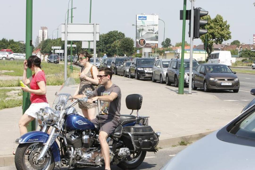 Naujoje perkėloje - poilsiautojų apgultis
