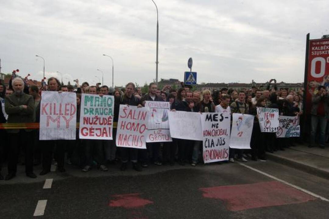 Po eitynių - riaušės. P.Gražulis ir K.Uoka išvesdinti jėga