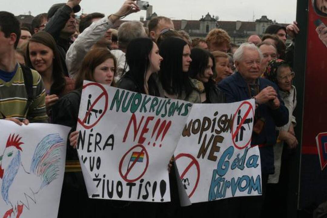 Po eitynių - riaušės. P.Gražulis ir K.Uoka išvesdinti jėga