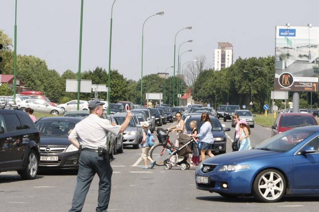 Naujoje perkėloje - poilsiautojų apgultis