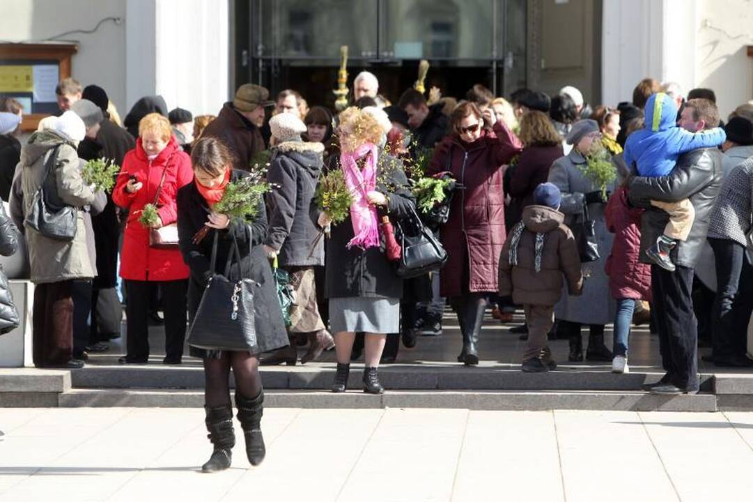 Į namus vilniečiai traukė nešini šventintomis verbomis
