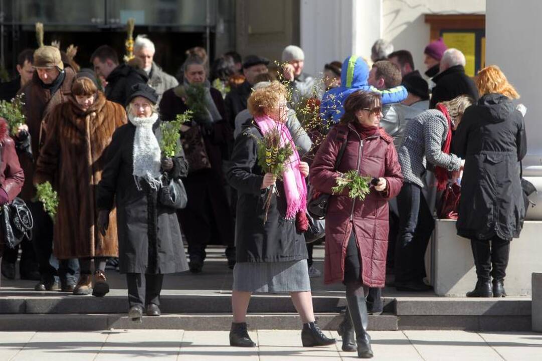 Į namus vilniečiai traukė nešini šventintomis verbomis