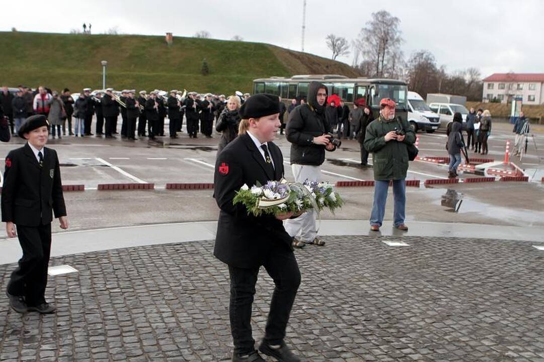 Smiltynėje atidengtas paminklas „Albatrosas“