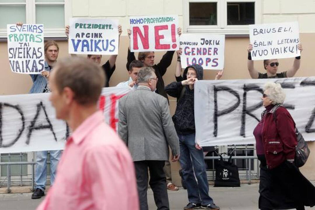 Ir gėjai, ir skustagalviai V.Adamkaus prašė apsaugoti vaikus (papildyta)