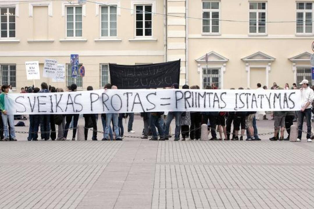 Ir gėjai, ir skustagalviai V.Adamkaus prašė apsaugoti vaikus (papildyta)
