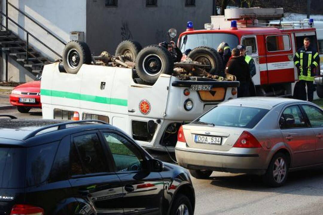 Pareigūnus persekioja eismo nelaimės
