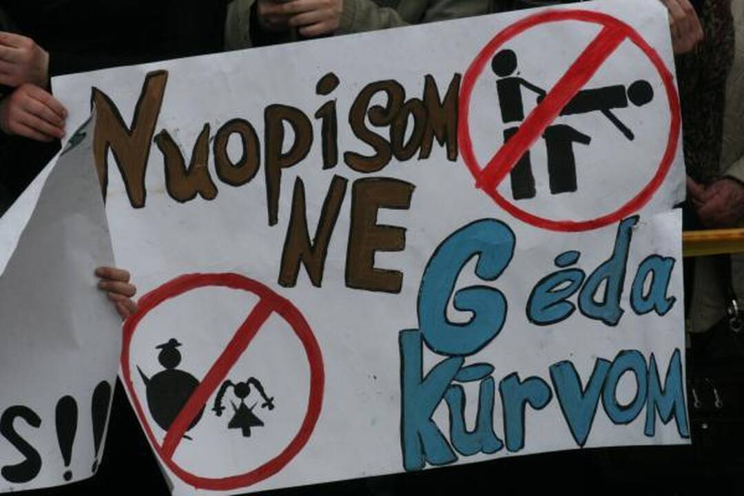 Po eitynių - riaušės. P.Gražulis ir K.Uoka išvesdinti jėga