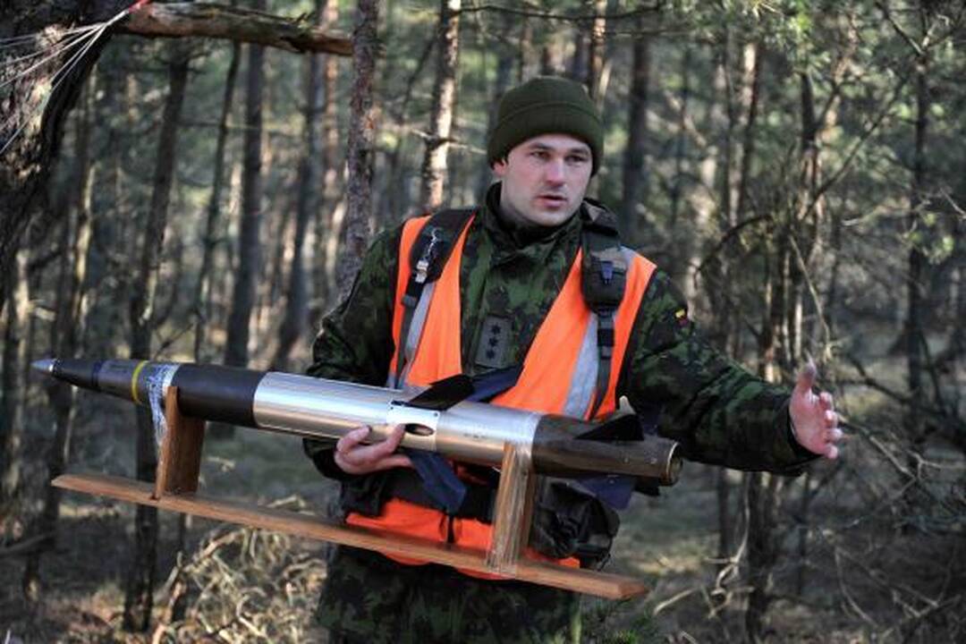 Juodkrantėje - kovinio šaudymo į oro taikinius pratybos