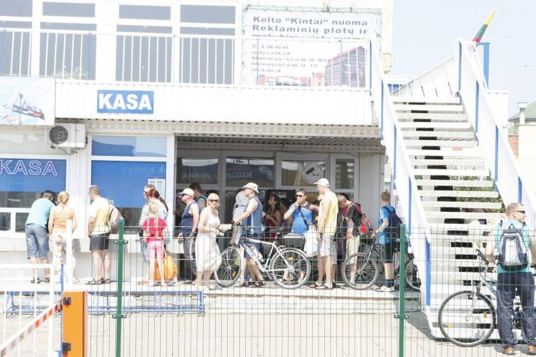 Naujoje perkėloje - poilsiautojų apgultis