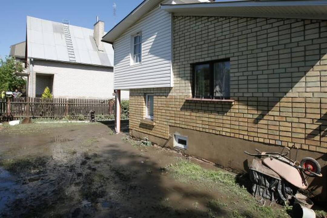 Liūtis Kaune: vanduo Amaliuose per tvorą išmėtė malkas
