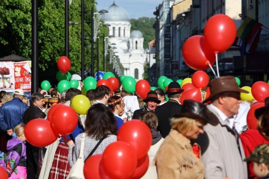 Dalis miestiečių iš šventės grįžo su popieriniais žibintais