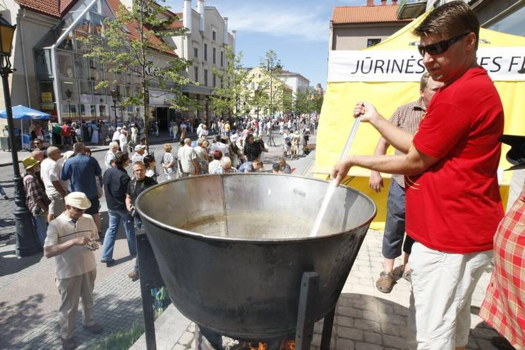 Karštą dieną – eilė prie Jūros šventės žuvienės
