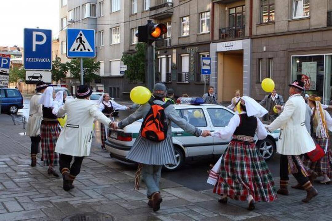 Dalis miestiečių iš šventės grįžo su popieriniais žibintais