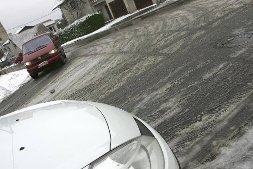 Naktį gausiai pasnigus per avariją sužaloti keli žmonės (papildyta)