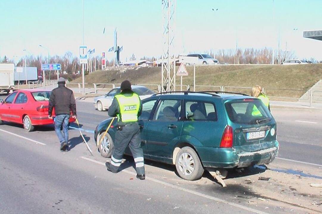 Girtas taksistas sukėlė avariją, kurioje apdaužytos trys mašinos