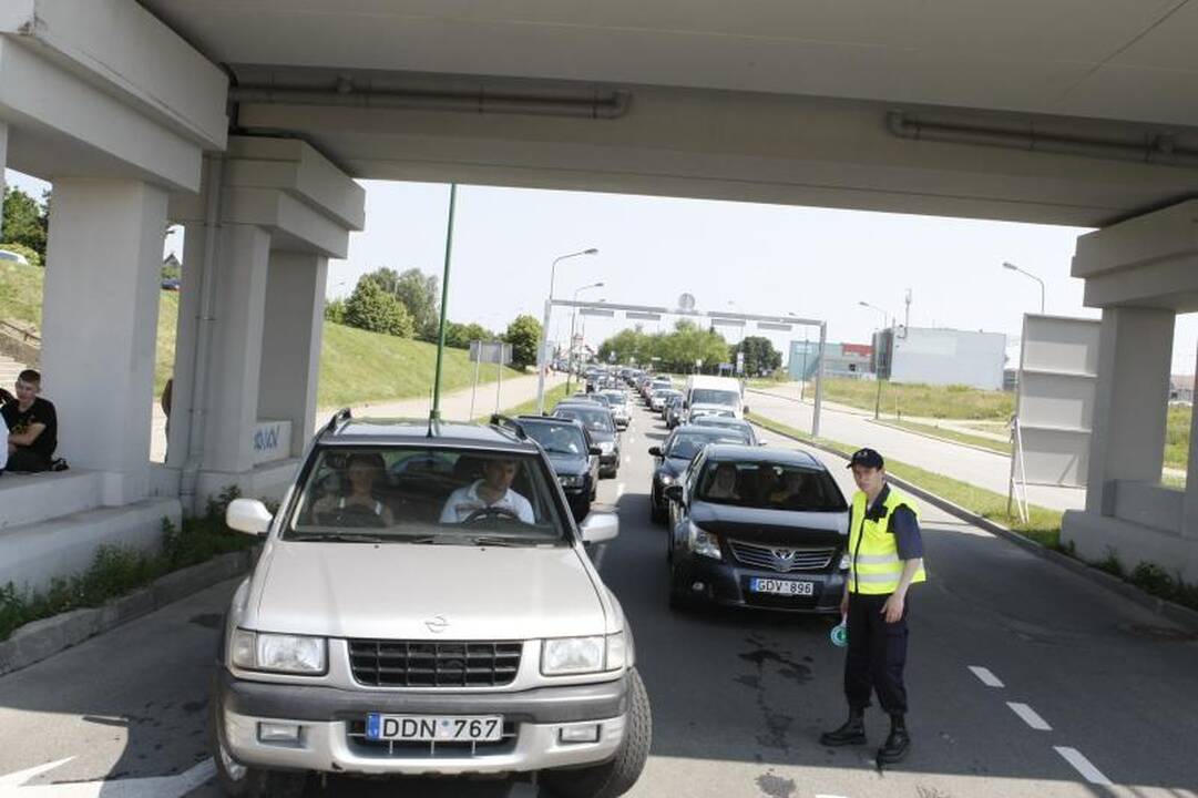 Naujoje perkėloje - poilsiautojų apgultis