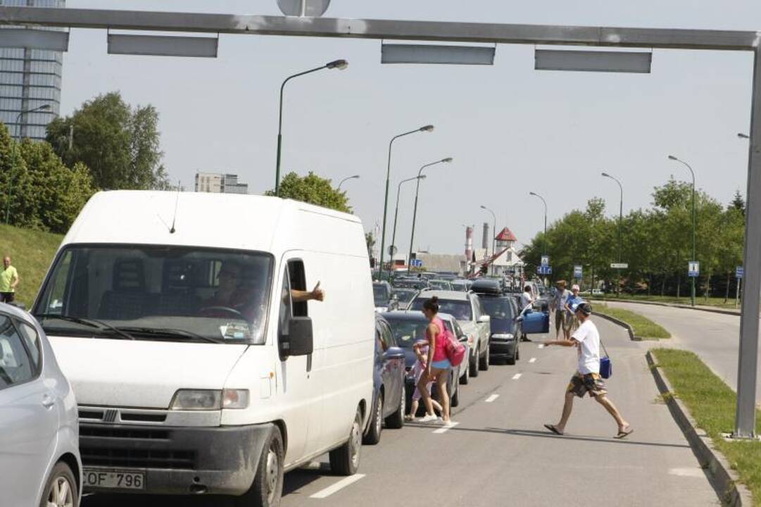 Naujoje perkėloje - poilsiautojų apgultis