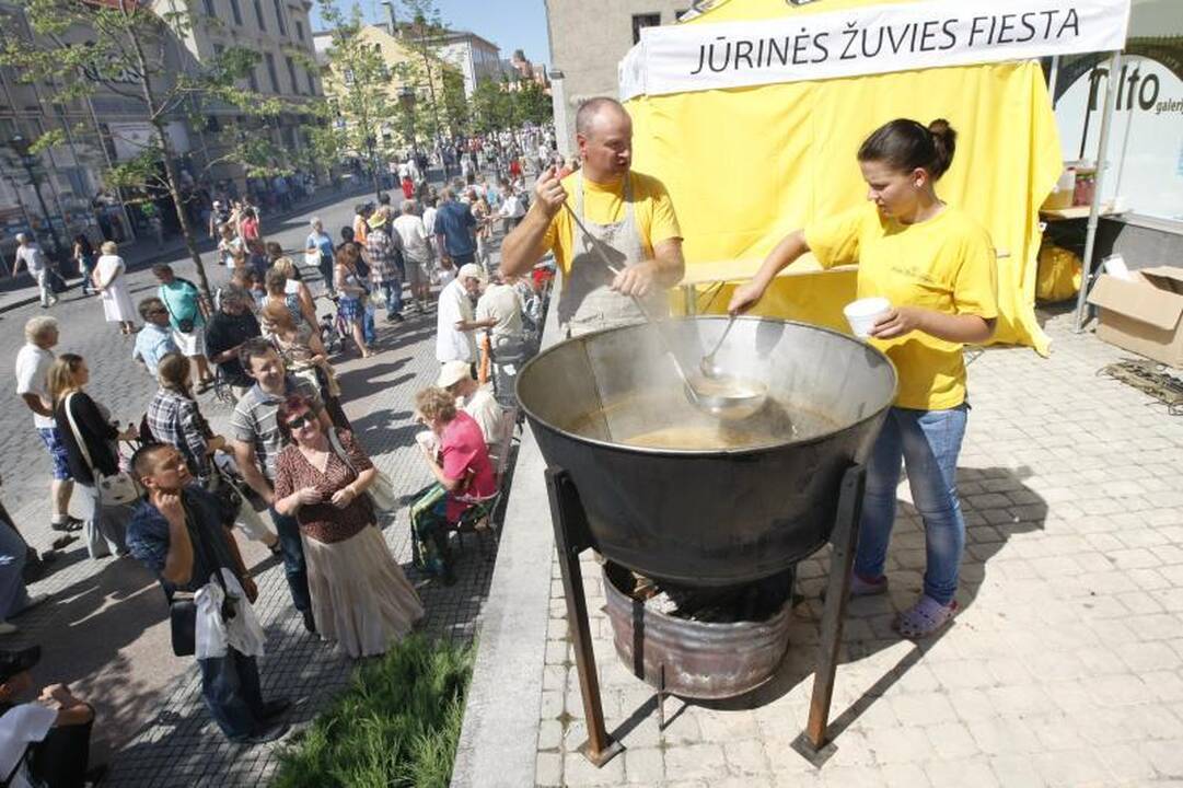 Karštą dieną – eilė prie Jūros šventės žuvienės