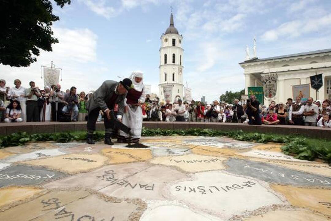 Dainų šventė: supiltas Lietuvos žemėlapis, pažadinta žemė