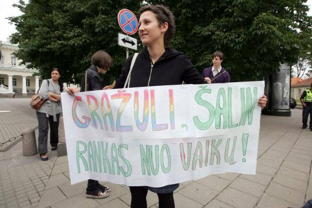Ir gėjai, ir skustagalviai V.Adamkaus prašė apsaugoti vaikus (papildyta)