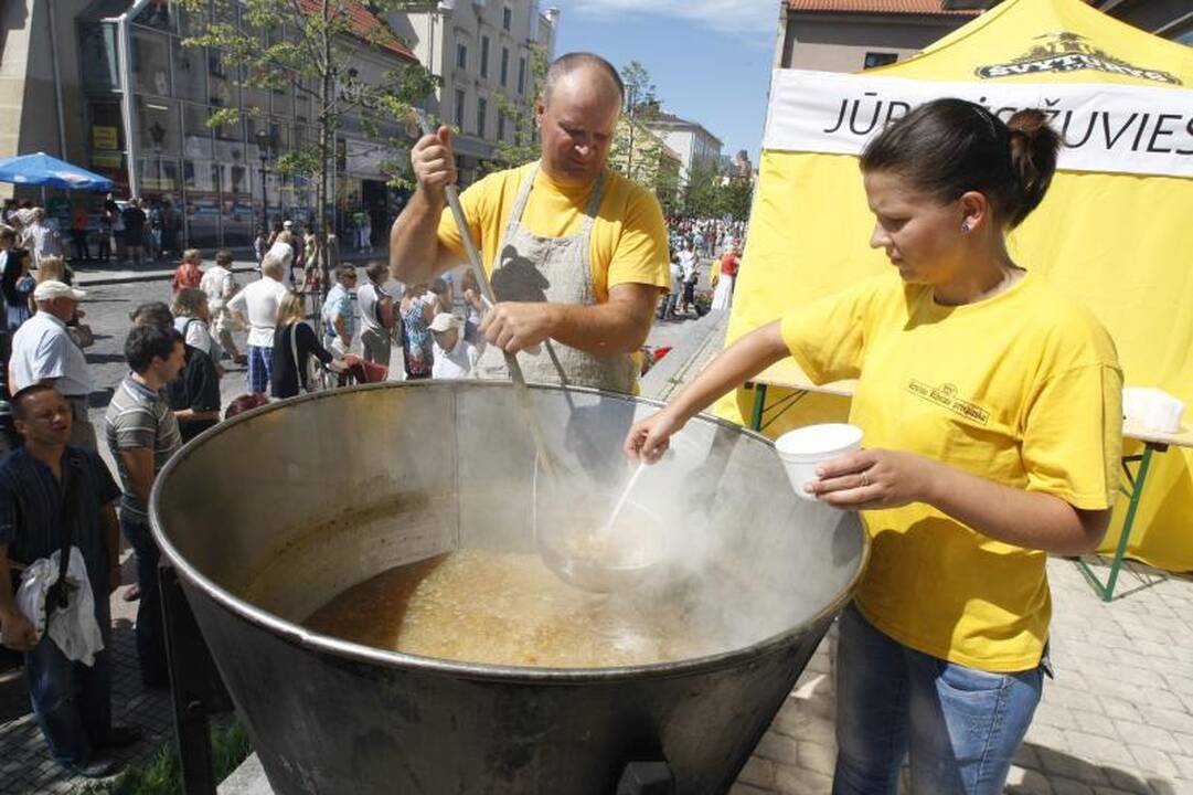 Karštą dieną – eilė prie Jūros šventės žuvienės