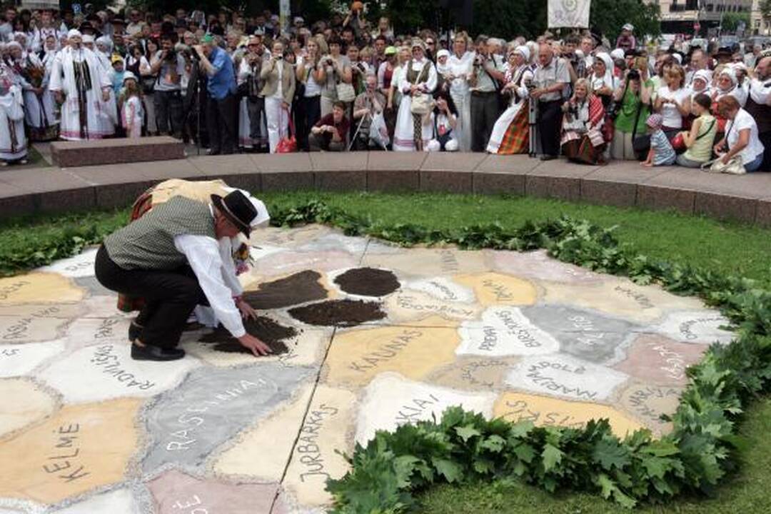 Dainų šventė: supiltas Lietuvos žemėlapis, pažadinta žemė