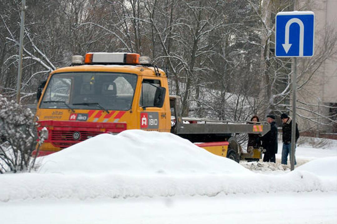 Vos nenuskendo nuo Neries šlaito nuriedėjęs šiukšliavežis