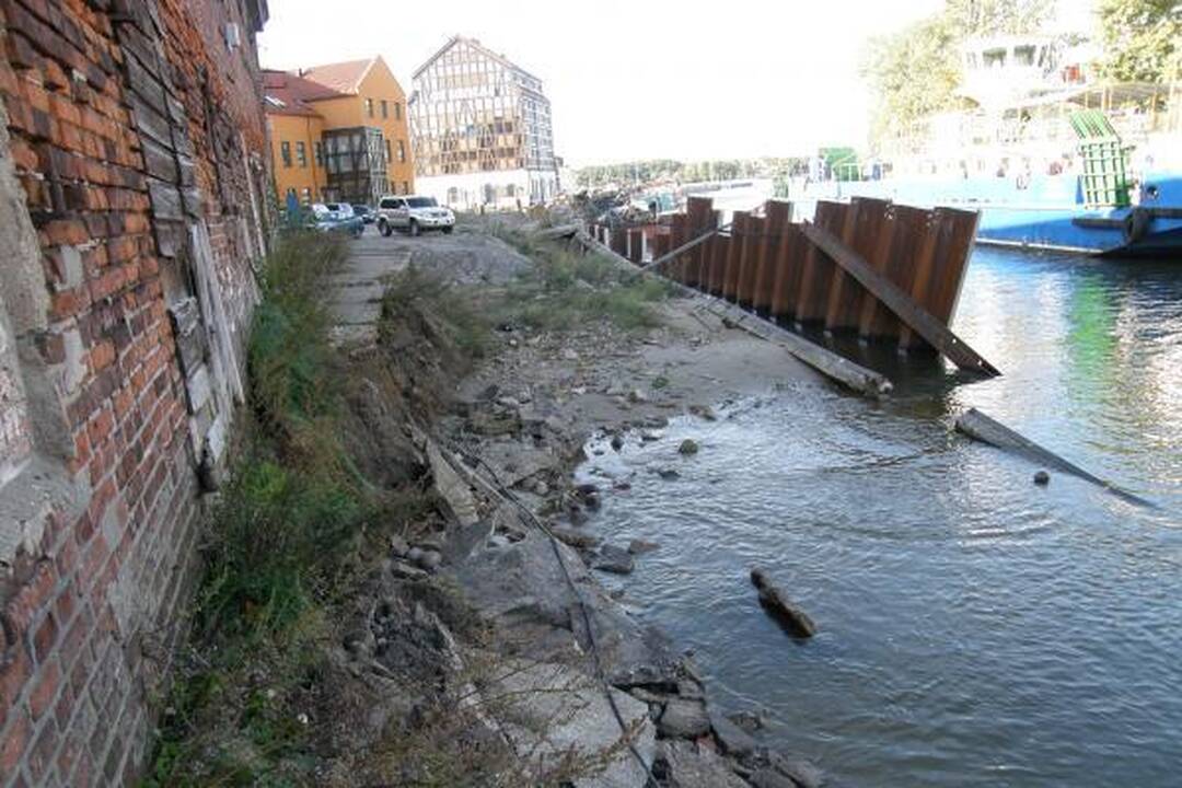 Tvirtinama įgriuvusi Danės krantinė