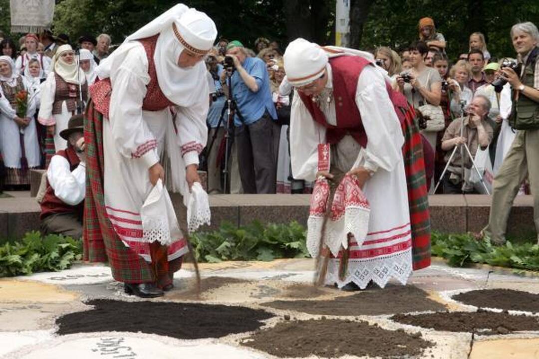 Dainų šventė: supiltas Lietuvos žemėlapis, pažadinta žemė