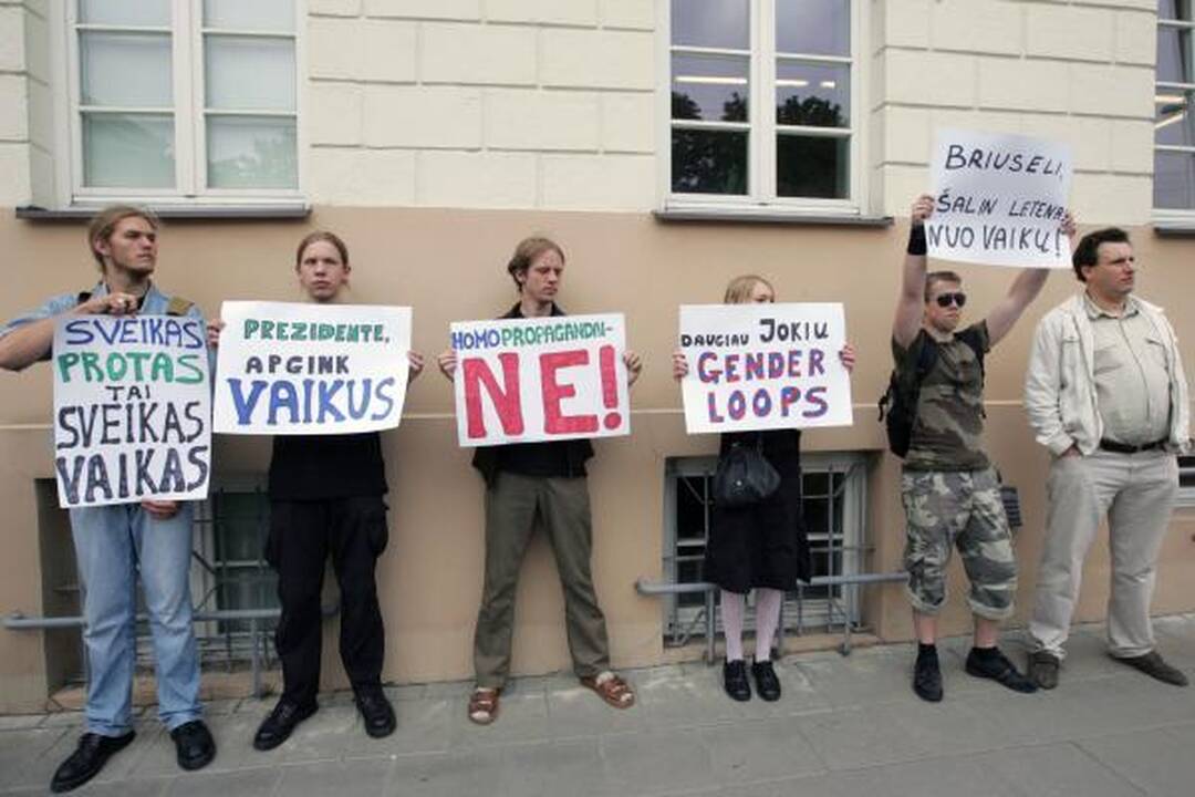 Ir gėjai, ir skustagalviai V.Adamkaus prašė apsaugoti vaikus (papildyta)