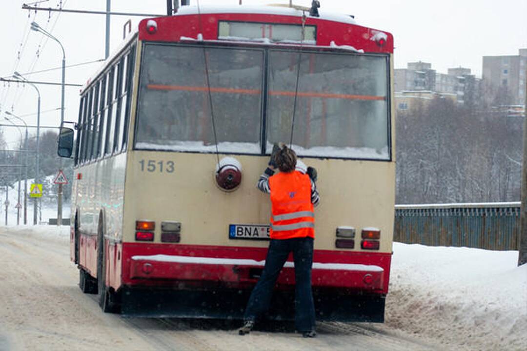 Vos nenuskendo nuo Neries šlaito nuriedėjęs šiukšliavežis