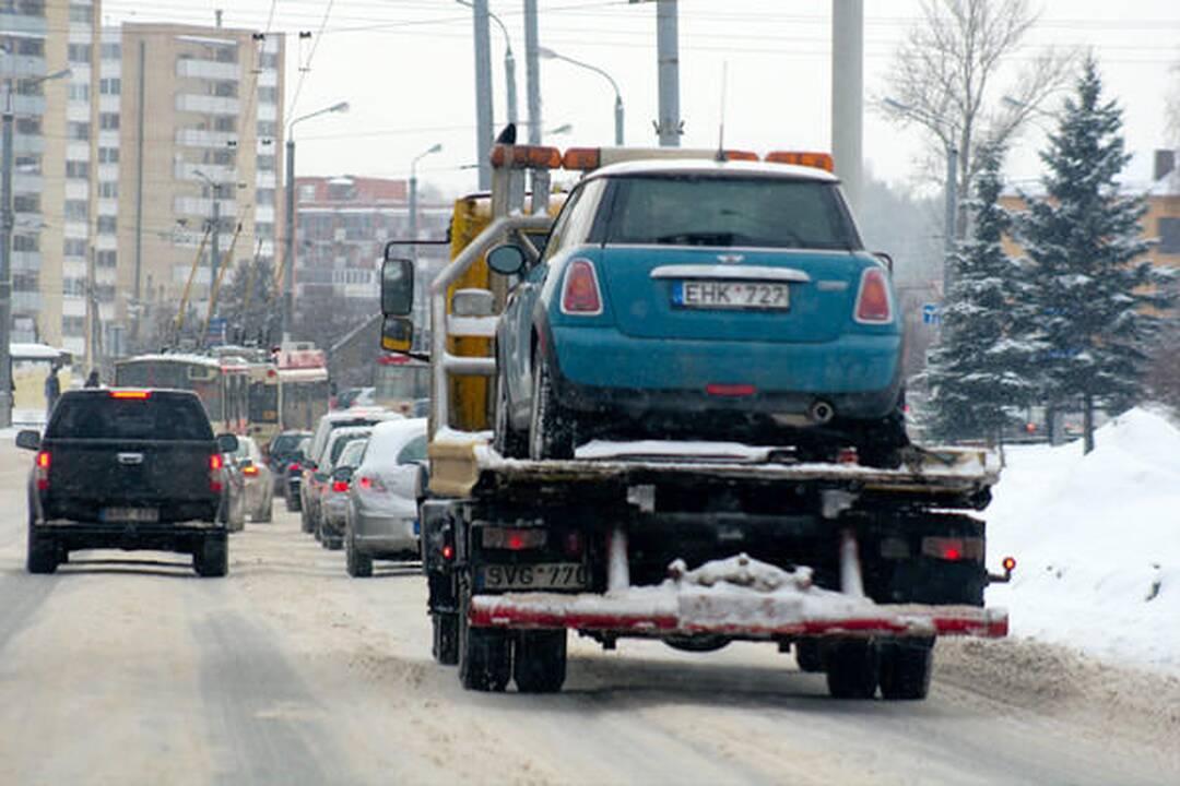 Vos nenuskendo nuo Neries šlaito nuriedėjęs šiukšliavežis