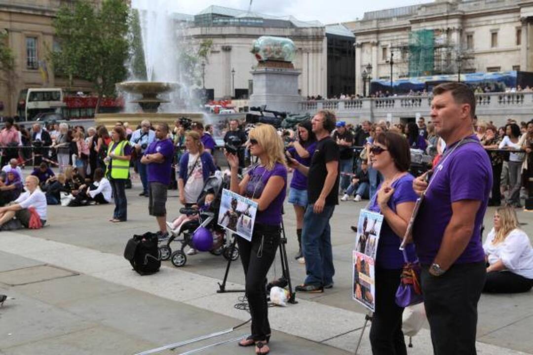 Londono lietuviai išreiškė paramą D.Kedžiui ir jo dukrai