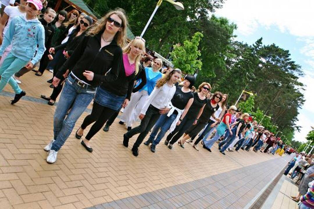 Linijiniai šokiai Palangoje: susirinko rekordinis šokėjų skaičius
