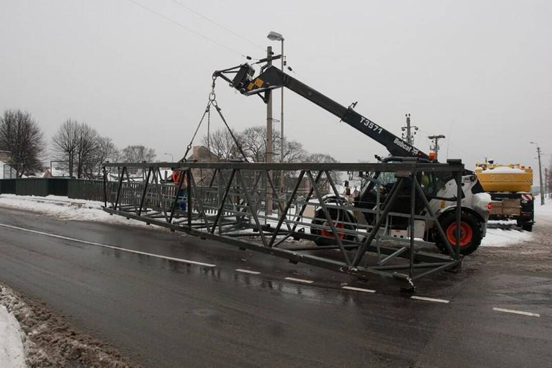 Vilniuje ant viaduko iškrito vežamo krano konstrukcijos