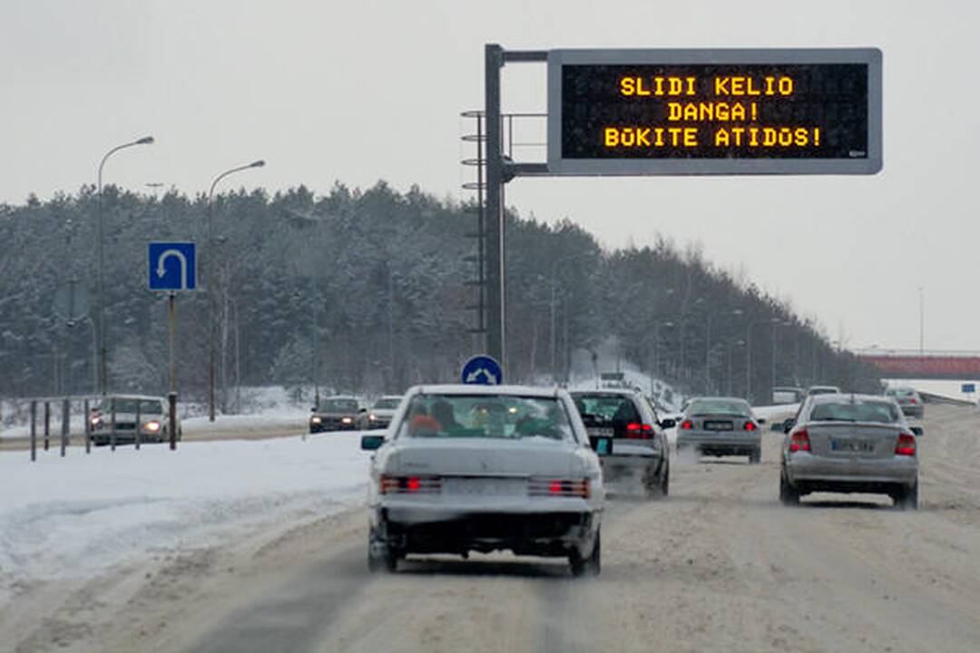 Vos nenuskendo nuo Neries šlaito nuriedėjęs šiukšliavežis