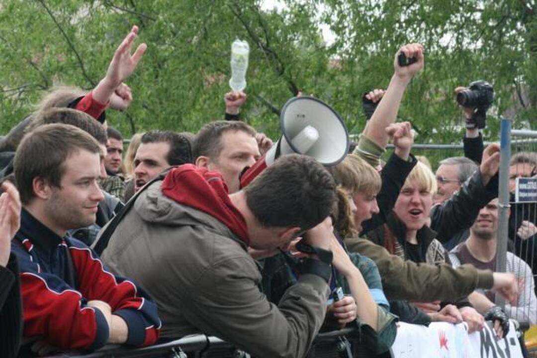 Po eitynių - riaušės. P.Gražulis ir K.Uoka išvesdinti jėga