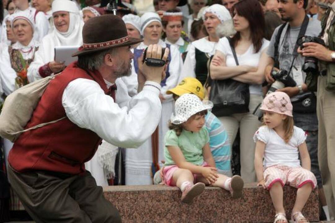 Dainų šventė: supiltas Lietuvos žemėlapis, pažadinta žemė