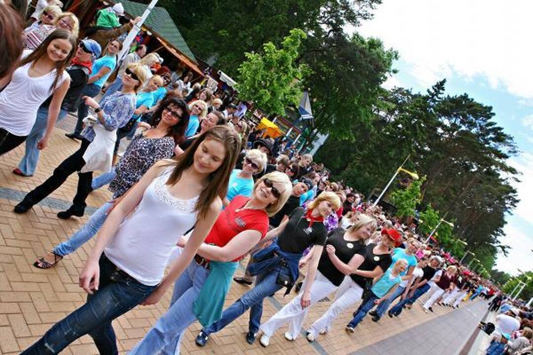 Linijiniai šokiai Palangoje: susirinko rekordinis šokėjų skaičius