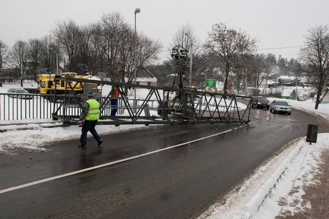 Vilniuje ant viaduko iškrito vežamo krano konstrukcijos