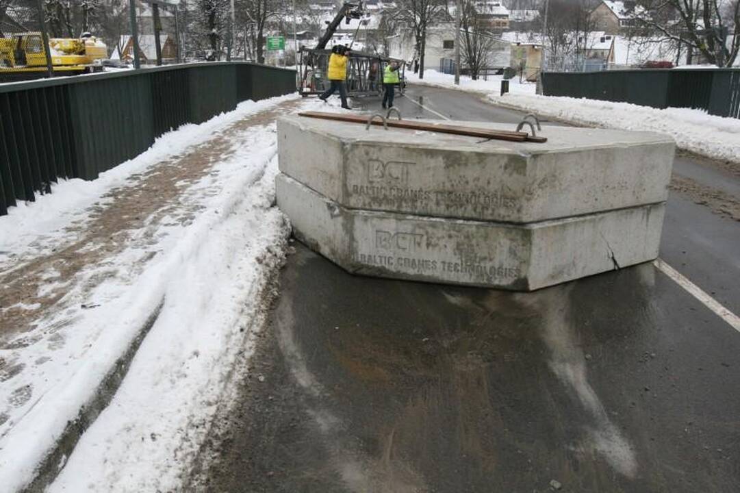 Vilniuje ant viaduko iškrito vežamo krano konstrukcijos