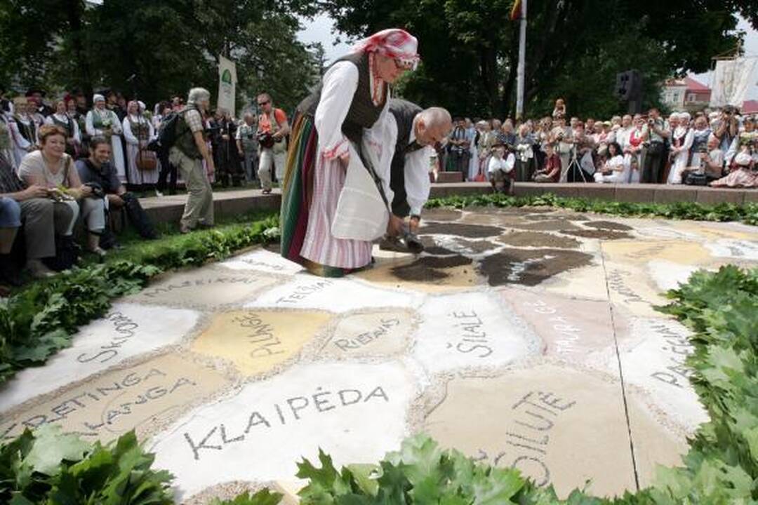 Dainų šventė: supiltas Lietuvos žemėlapis, pažadinta žemė