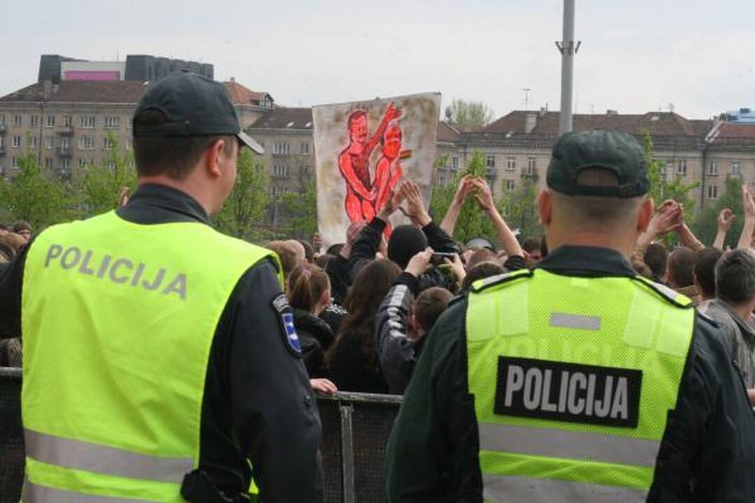 Po eitynių - riaušės. P.Gražulis ir K.Uoka išvesdinti jėga