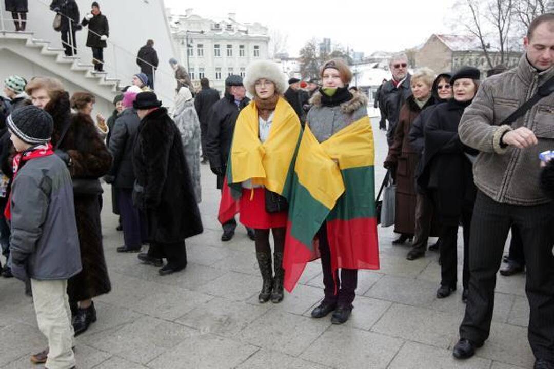Pirmąją naujų metų dieną Gedimino kalne suplevėsavo 2010 metų trispalvė 
