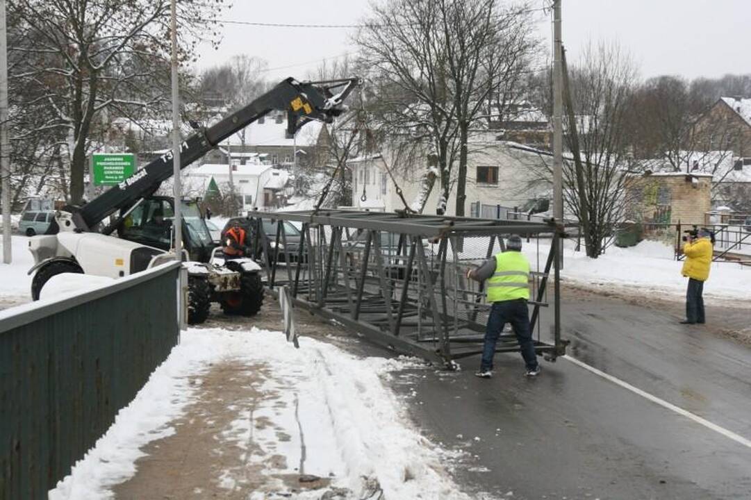 Vilniuje ant viaduko iškrito vežamo krano konstrukcijos