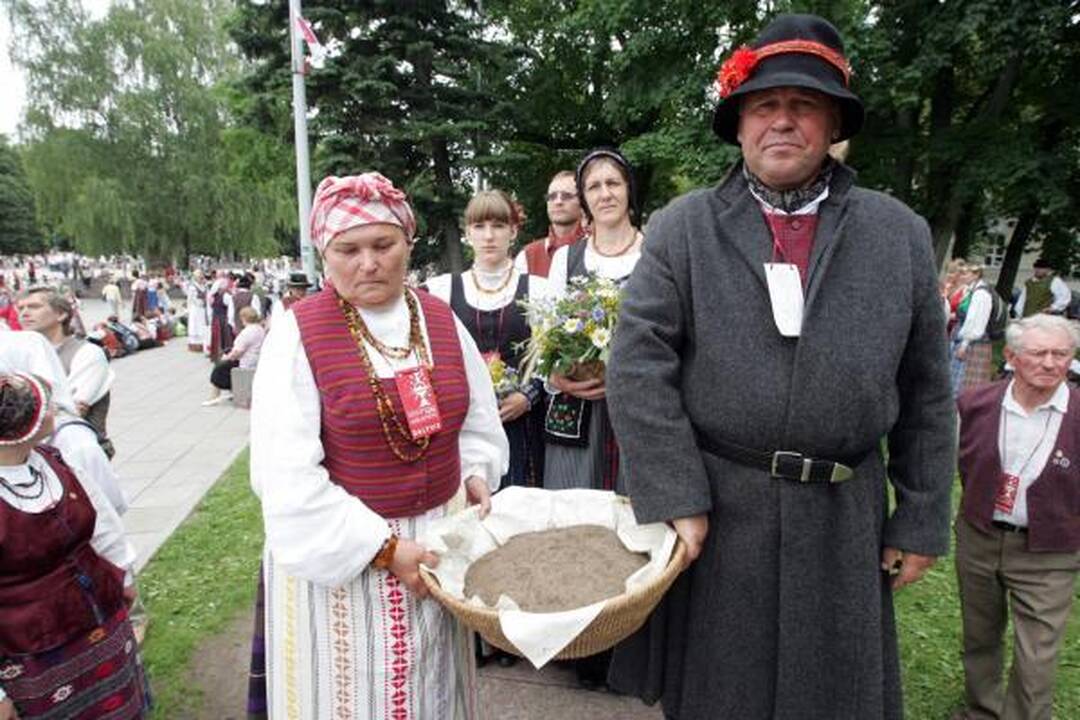 Dainų šventė: supiltas Lietuvos žemėlapis, pažadinta žemė