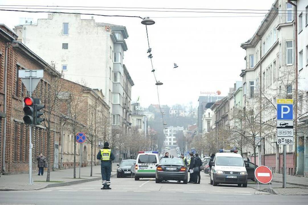 Mįslė Maironio gatvėje: ką čia veikė kostiumuoti vyrai ir policija?