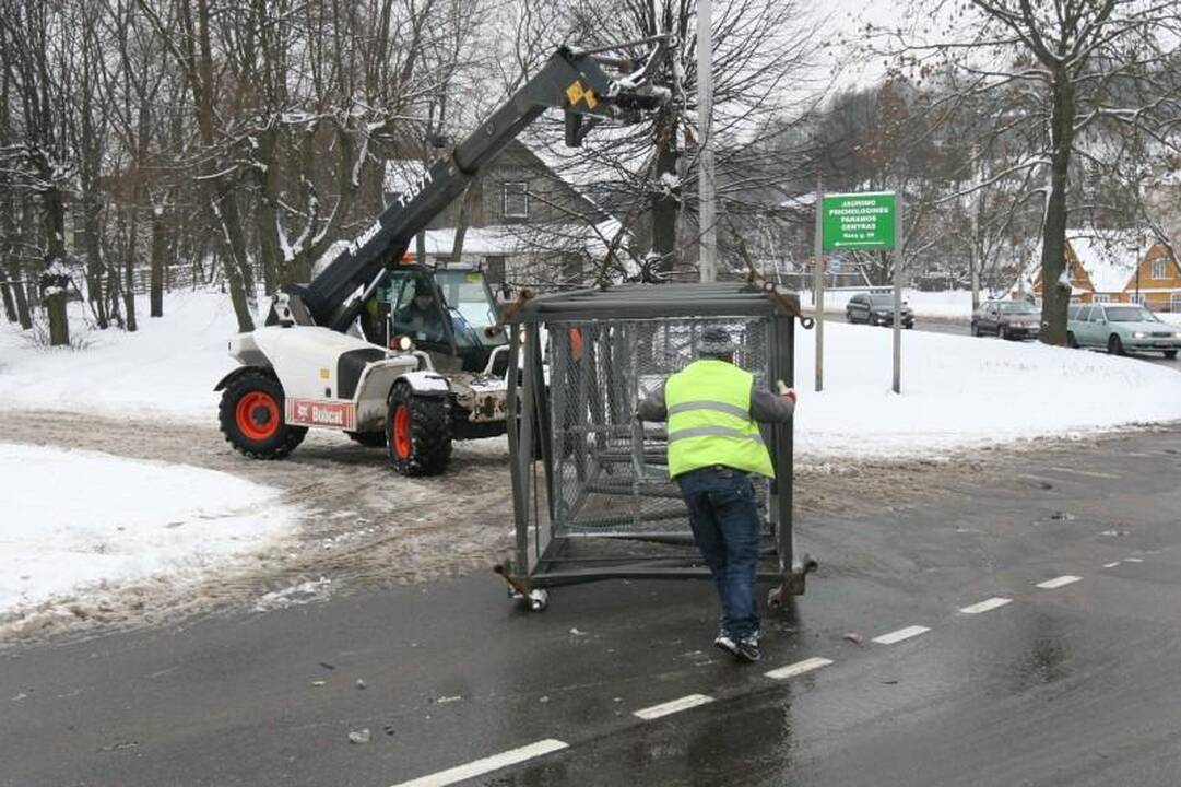 Vilniuje ant viaduko iškrito vežamo krano konstrukcijos