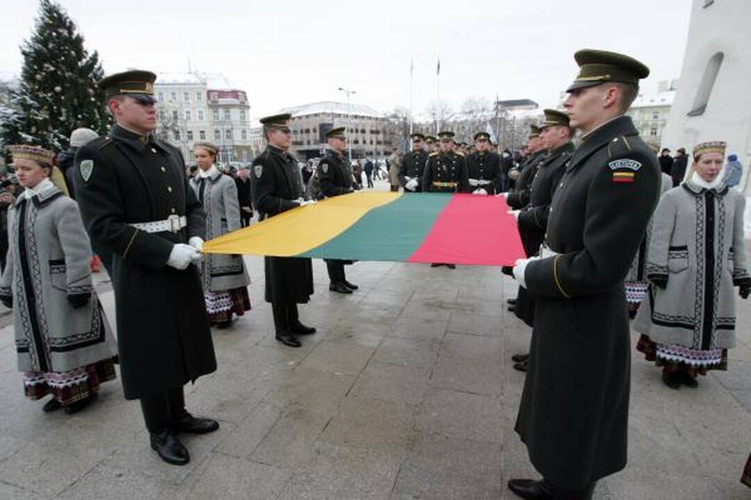 Pirmąją naujų metų dieną Gedimino kalne suplevėsavo 2010 metų trispalvė 