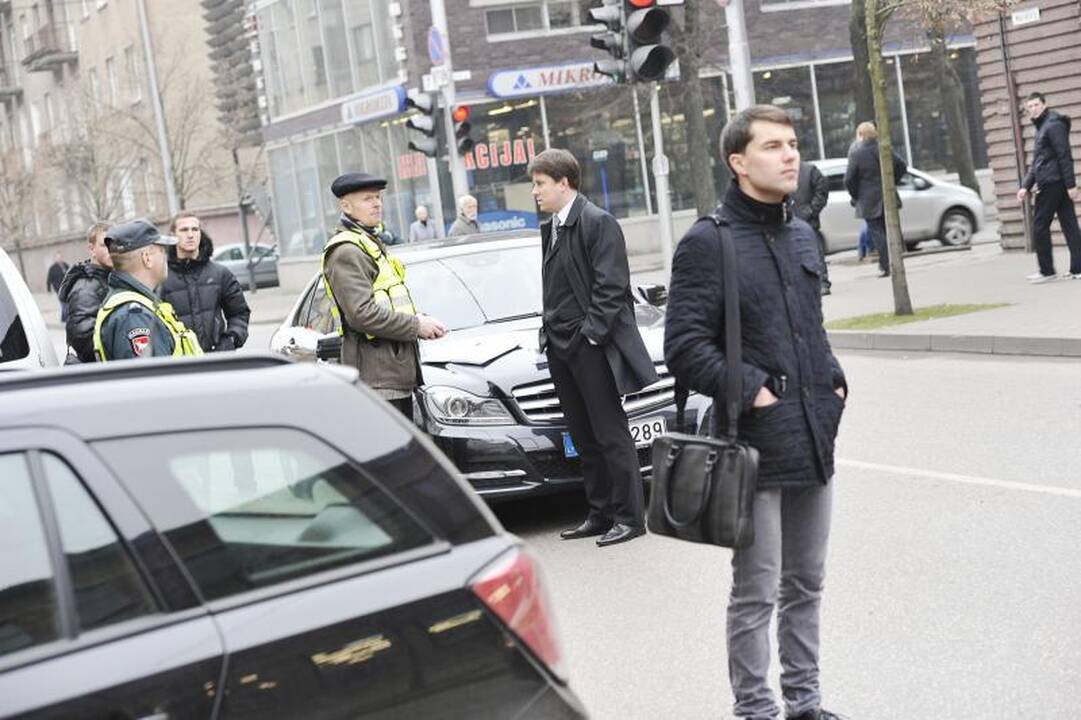 Mįslė Maironio gatvėje: ką čia veikė kostiumuoti vyrai ir policija?